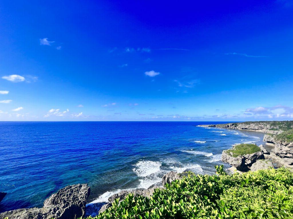 非常蓝的天空、海岸和非常蓝的水的照片